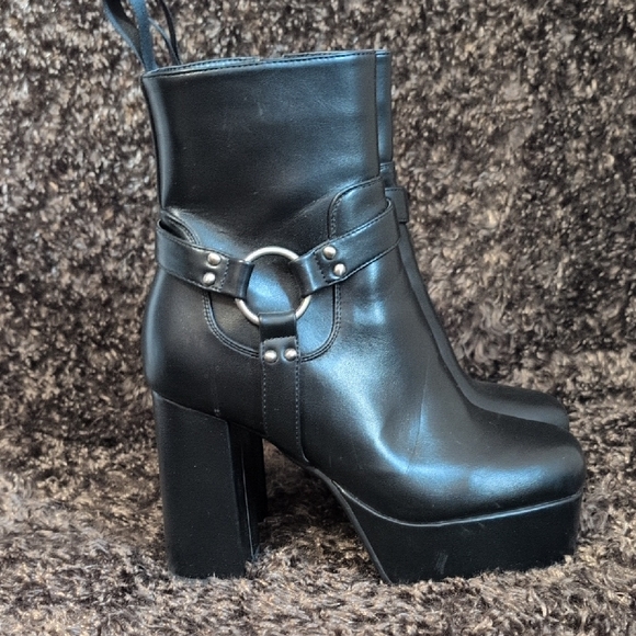 Lamoda Shoes - Chic Black Platform Heeled Boots